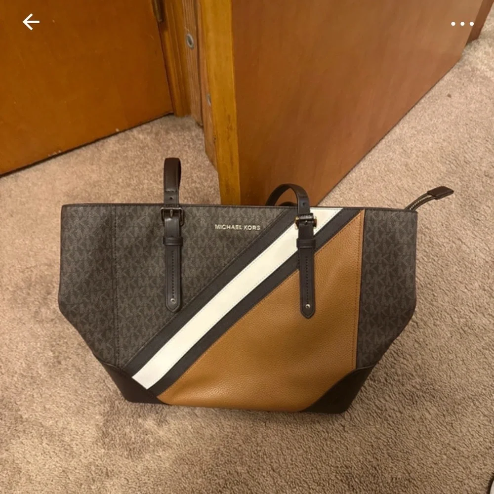 Genuine Ladies Michael Kors large leather bag. Great condition.
